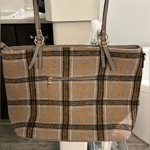 NWT Jen & Co vegan plaid flannel tote with extra strap and 3 interior pockets